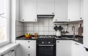 Очень маленькая кухня деревянная миска с яблоками