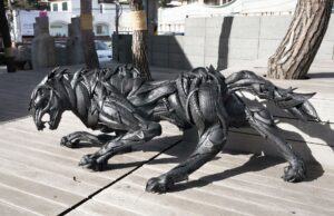 Удивительные скульптуры из покрышек скульптура из шин
