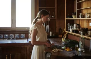Женщина на кухне (21 фото) Девушка нарезает овощи на кухне